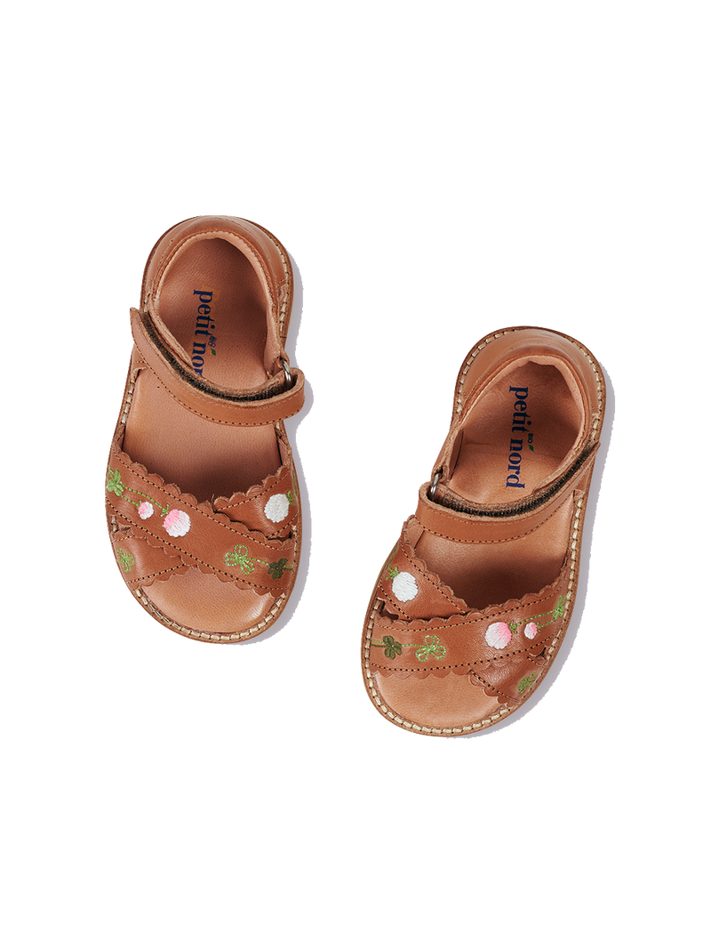 Petit Nord Blooming Clover Scallop Crossover Sandal Sandals Cognac 002