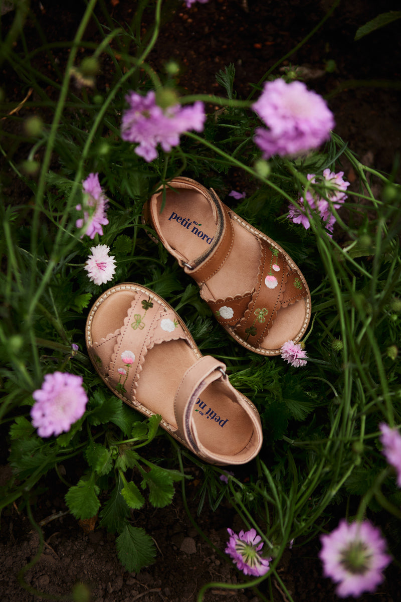 Petit Nord Blooming Clover Scallop Crossover Sandal Sandals Soft pink 009