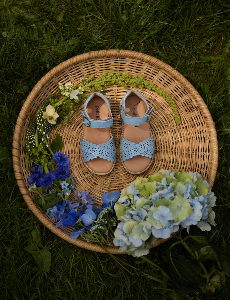 Petit Nord Crossover Scallop Flower Sandals Crinkly Cloud 143